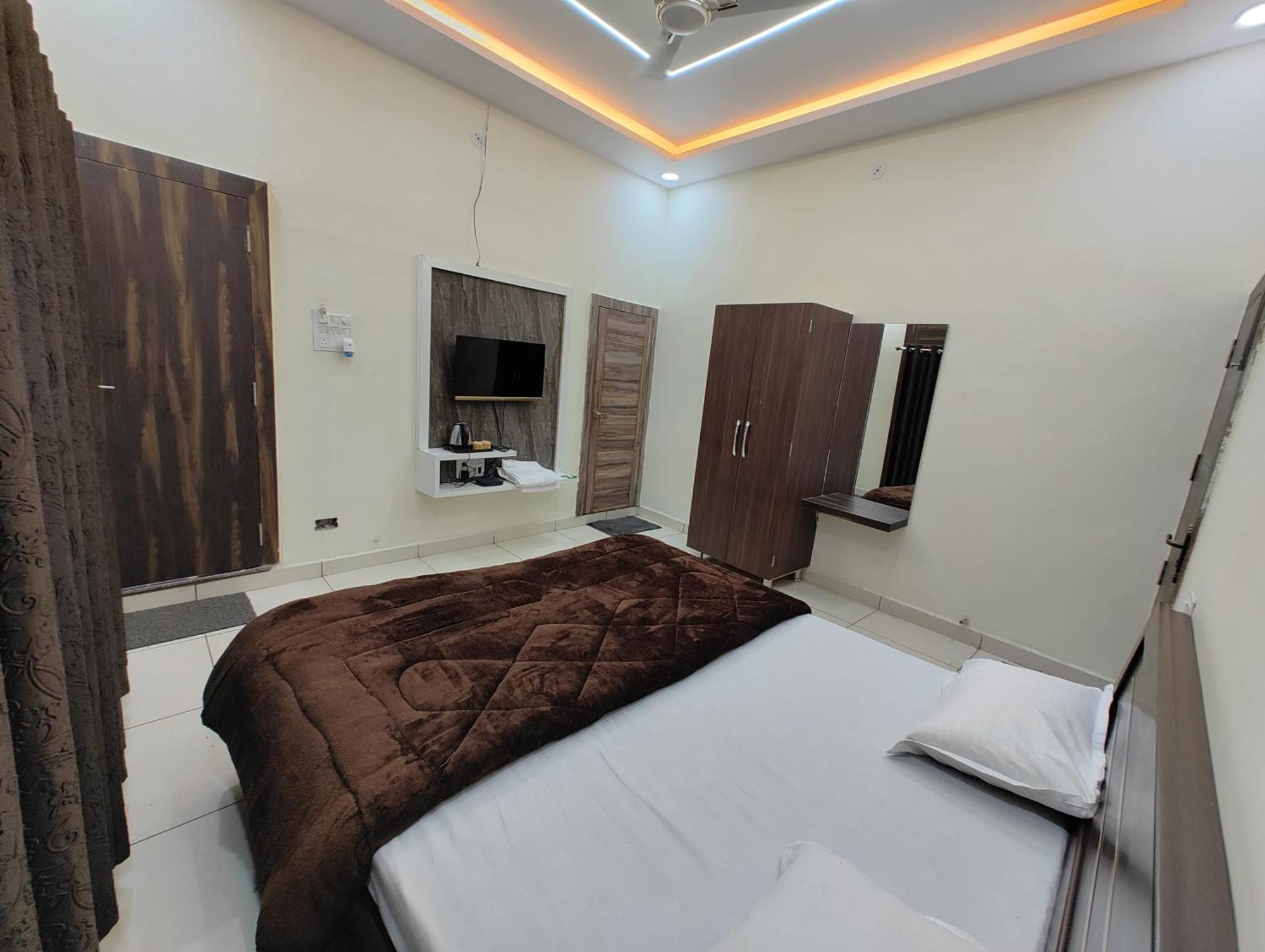 Hotel Jag Laxmi Palace Prime Location Main Road Near Mahakal Temple And Railway Station Удджайн Экстерьер фото